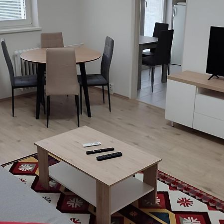 Big And Sunny Apartment With Great Acces To Center Bratislava Exterior foto